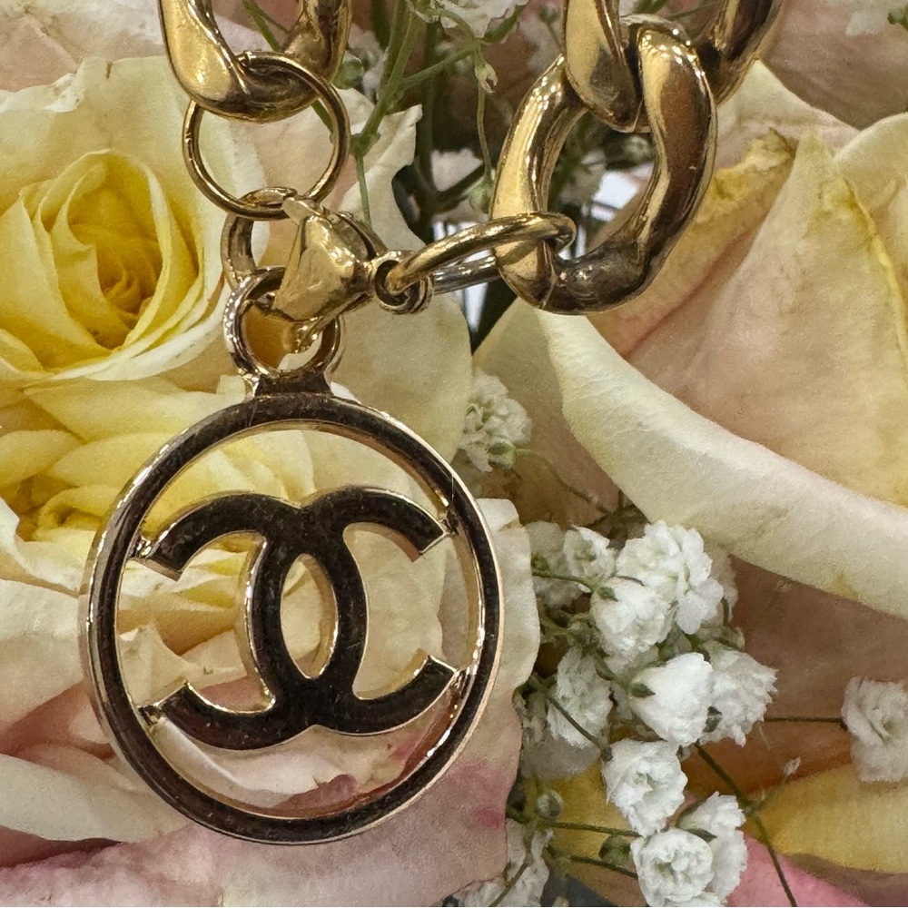 Authentic Chanel CC Logo Pendant w/ an unbranded Gold tone link chain bracelet - Picture 10 of 14